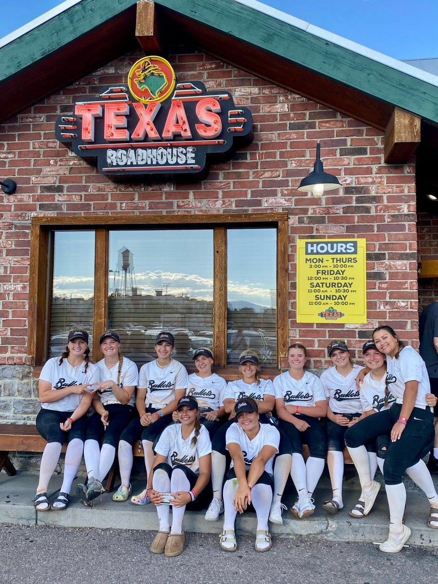 MackenzieM2026's tweet image. Post win team dinner. Championship bracket begins tomorrow!! GO BULLETS!! #uncommited #nwbullets #TCFastpitch