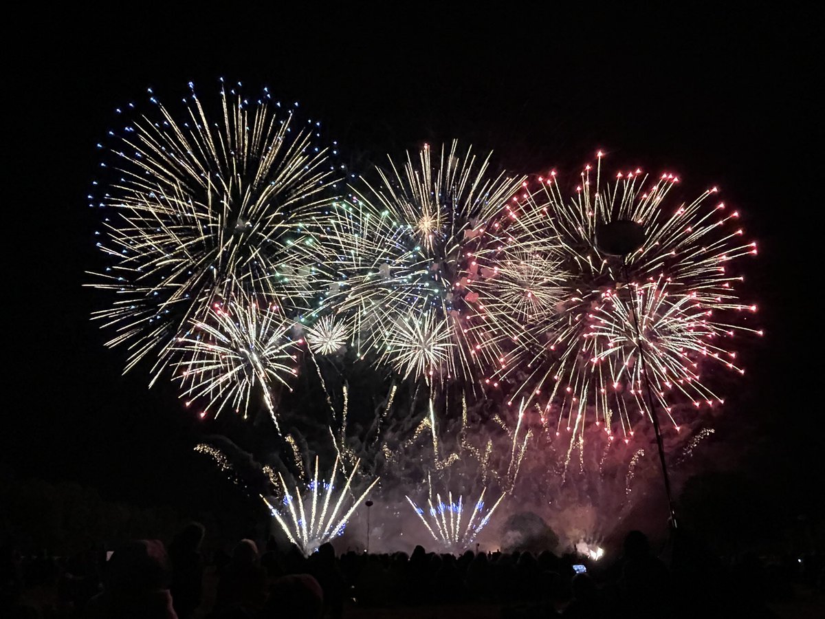 CayoleMM's tweet photo. Merveilleux spectacle pyrotechnique ce soir à l'hippodrome de la Ferté Vidame (28) &amp; #feerieseureliennes #spectaclepyrotechnique https://t.co/08ZrFDvWBr