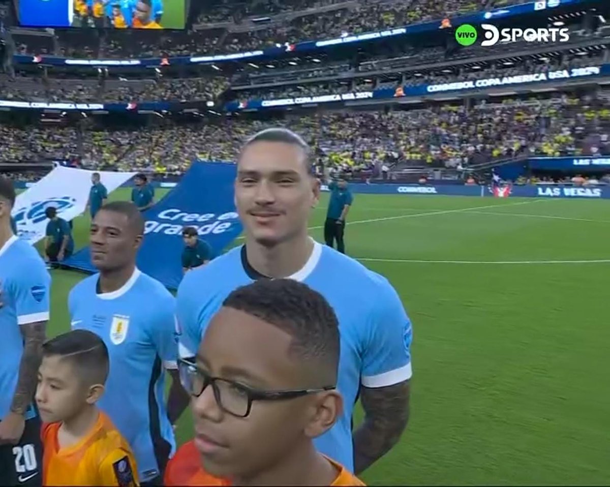 -Bo Darwin, el botija que te pusieron es más alto que yo
-Callate que ahí empieza el himno