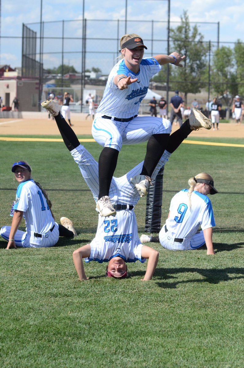 AsNat18UMadden's tweet photo. Isn’t this how everyone waits on their next game???? 😂🤪 #makingmemories #havingaball

@LibbyJ_00 | @HarlieChism https://t.co/nEyxBiYNI2