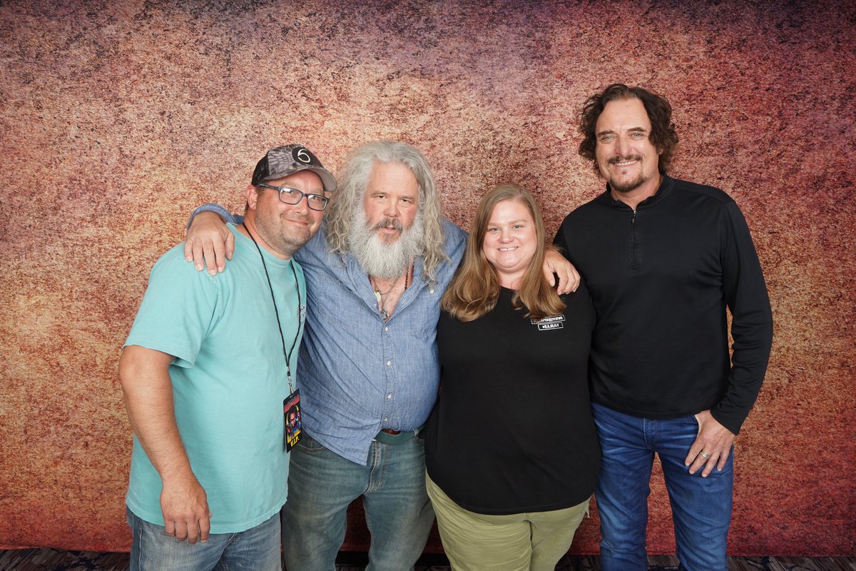 KtMac2218's tweet photo. Finally got to meet the amazing @KimFCoates He was an absolute delight. I’ve been waiting to meet him since I started listening to @Theorossi and him on #reaperreviews what seems like forever ago!! #dayofthedeadindy https://t.co/pEdFG6F757