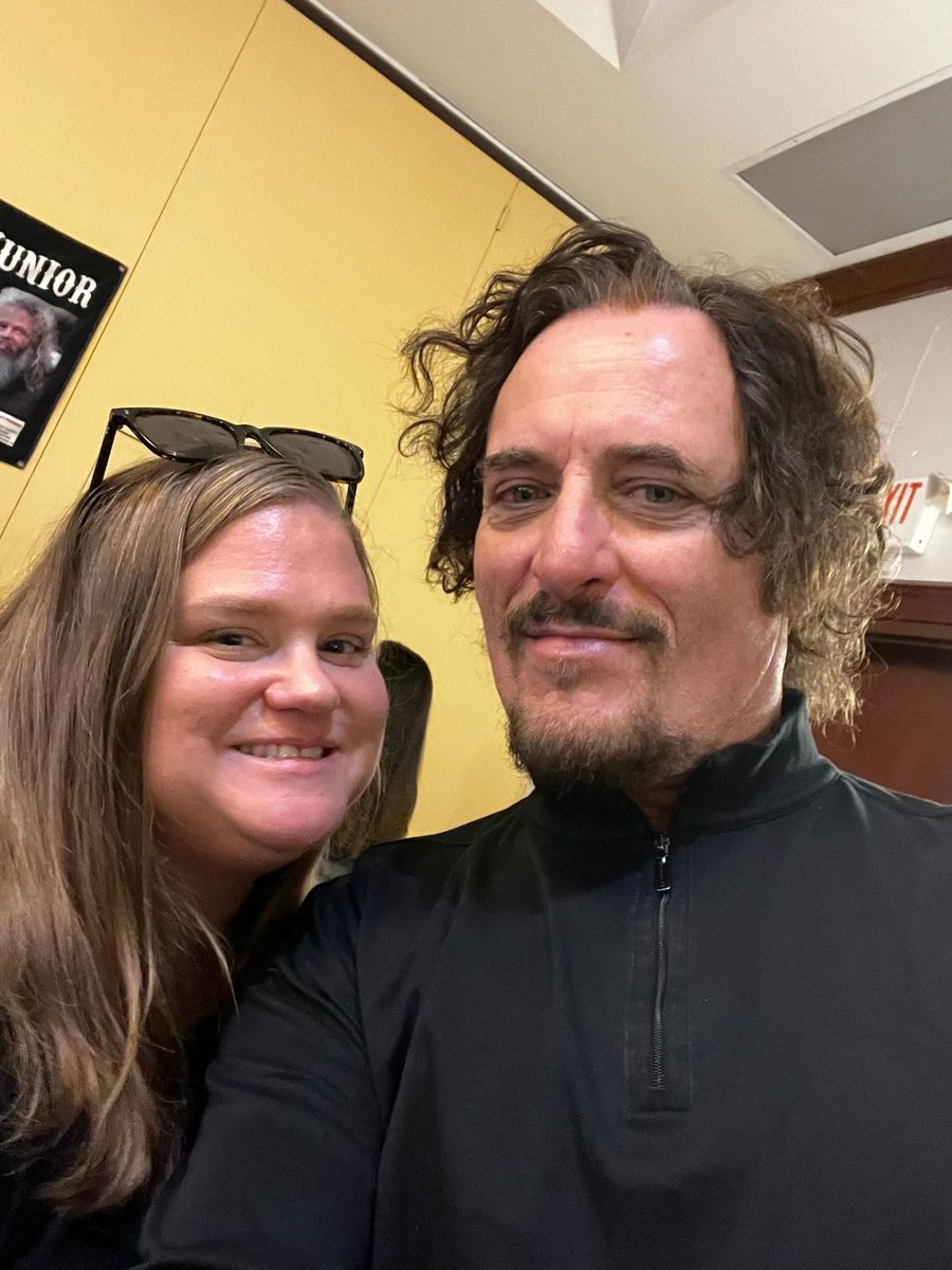 KtMac2218's tweet photo. Finally got to meet the amazing @KimFCoates He was an absolute delight. I’ve been waiting to meet him since I started listening to @Theorossi and him on #reaperreviews what seems like forever ago!! #dayofthedeadindy https://t.co/pEdFG6F757