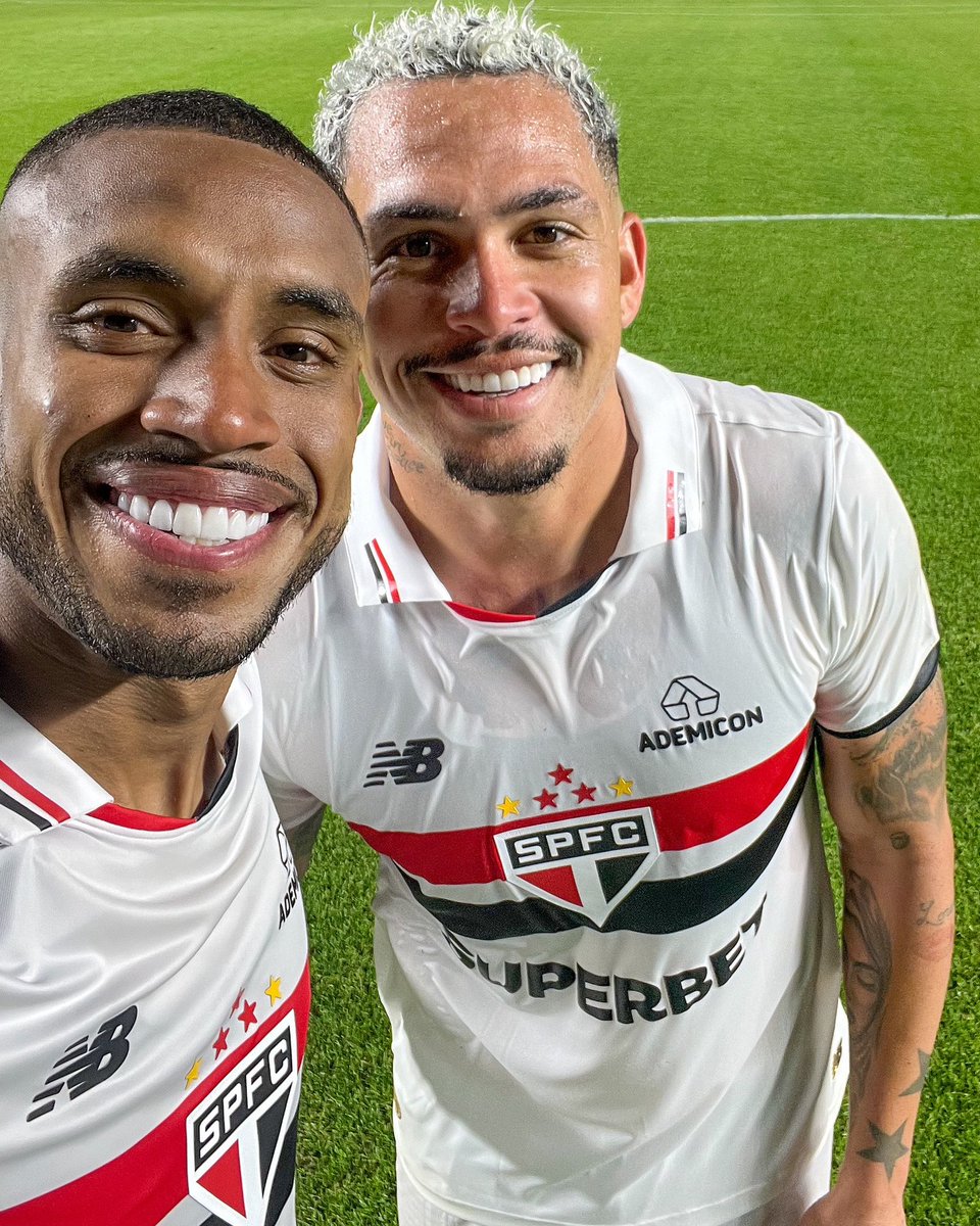SaoPauloFC's tweet photo. 😀🤳 Gols e selfie!

#VamosSãoPaulo 🇾🇪 https://t.co/UXiIqGhLXD