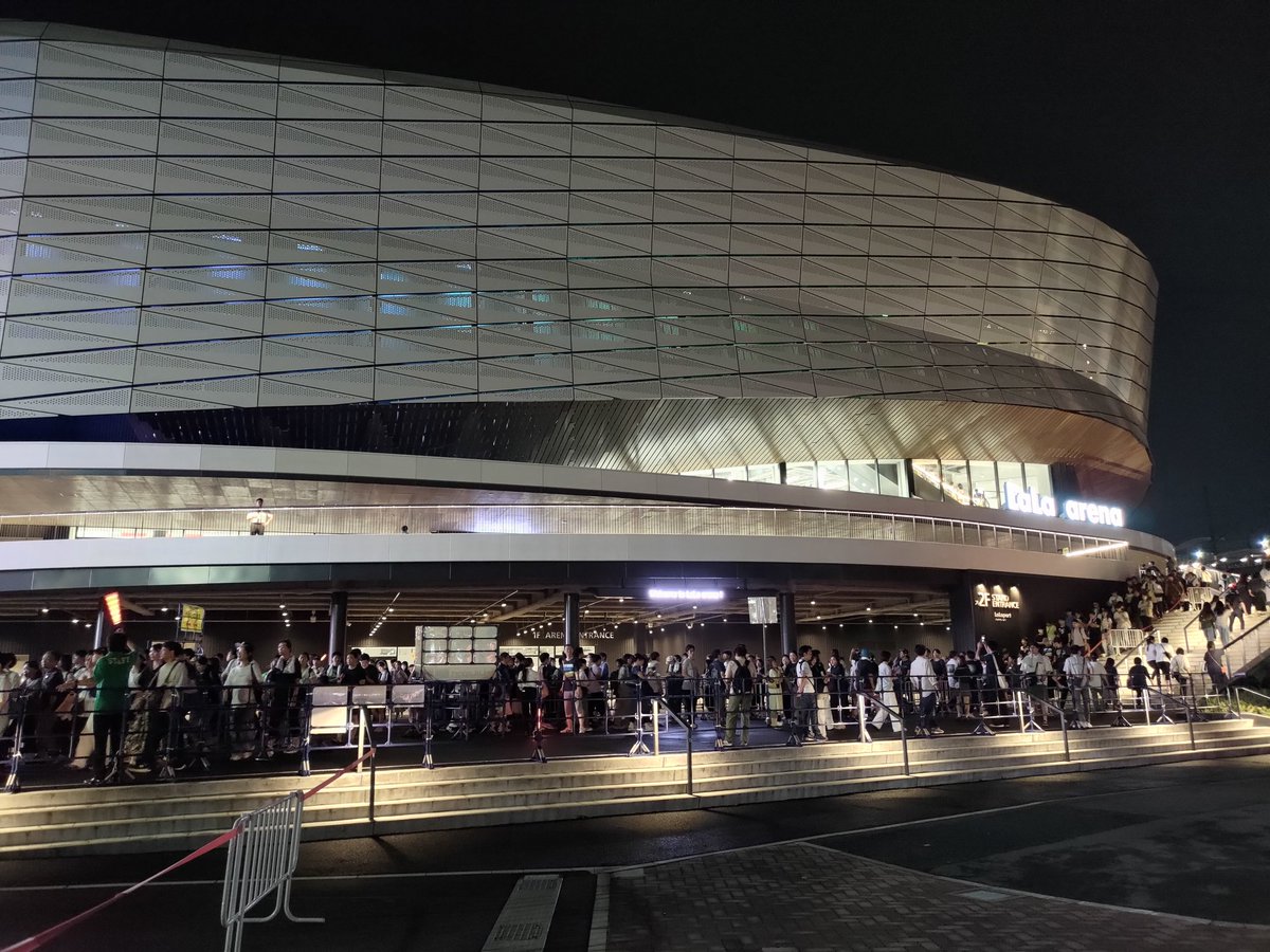 hatitto's tweet photo. #ミスチル
#MrChildren
#ららアリーナ東京ベイ
#こけら落とし公演
全然知らずにチケット取ってた、こけら落とし公演。最高でした。アリーナの中央正面でかなり舞台に近く、高身長のお兄さんの隙間からでしたが。ずっと肉眼でメンバー全員を観ることが出来ました。もちろん新曲たちも。I miss you too. https://t.co/sSrxzVGDWu