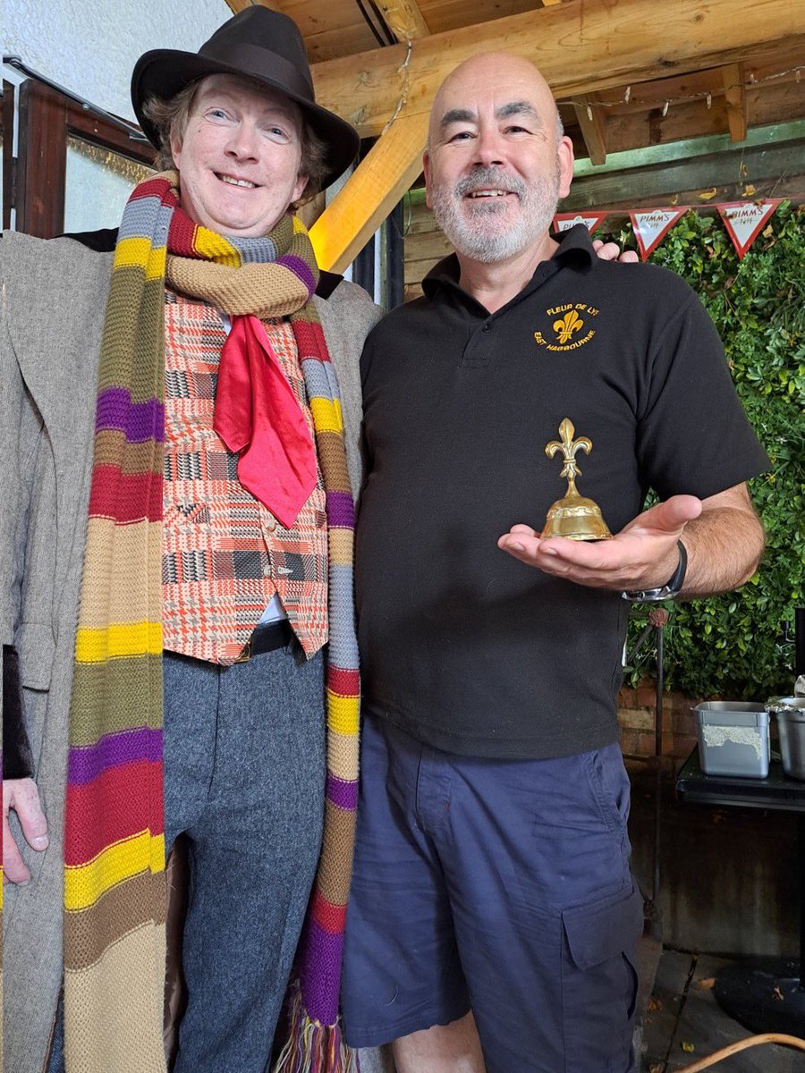 TheGingerDrWho's tweet photo. As a show of appreciation for their kindness in providing a delicious BBQ for @WhosAtThePlayho #AndroidInvasionDay I was delighted to present Darren, the landlord, with this gorgeous bell (with thanks to @HTNantiques ). Darren and his team did a superb job, the food was delicious https://t.co/B4CDDwVkVH