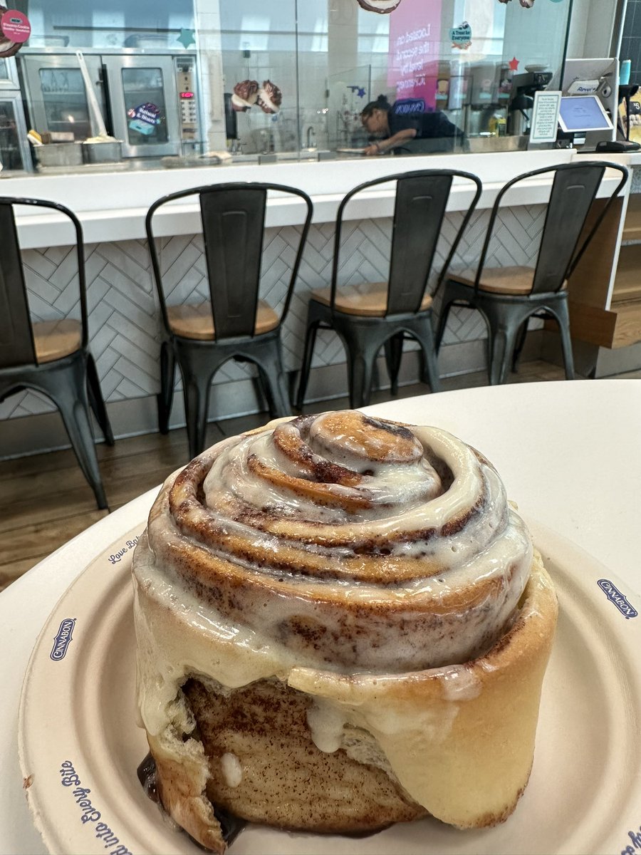uwu2q's tweet photo. Damn papi u a rare breed 🥴 @Cinnabon https://t.co/oErzJj68pH