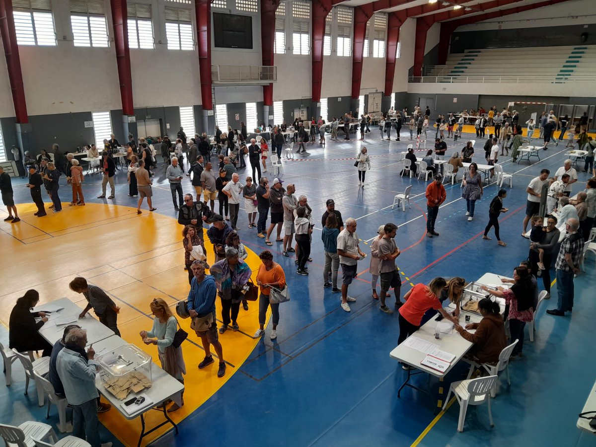 lncnc's tweet photo. #ElectionsLegislatives2024 Le taux de participation estimé est de 42,91 % à midi en #NouvelleCalédonie, soit en forte hausse par rapport eu 1er tour qui avait réuni 32,39 % d'électeurs. #DirectLNC (Photo @TEJEROAnthony) https://t.co/CvygEAfqmM https://t.co/8fQY2jTqNo