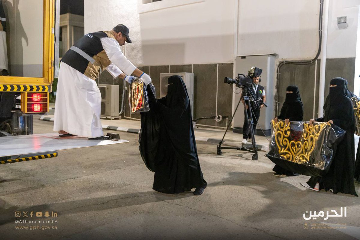 لأول مرة .. مشاركة منسوبات الهيئة العامة للعناية بشؤون المسجد الحرام والمسجد النبوي في مراسم تغيير #كسوة_الكعبة_المشرفة.