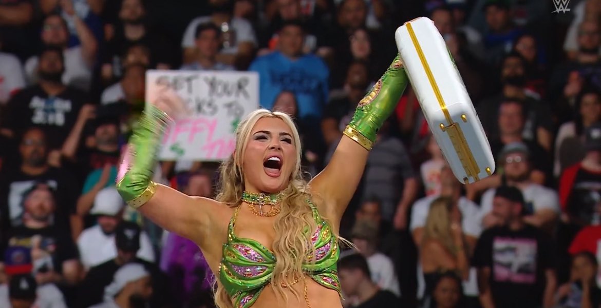 OnionOfDeath's tweet photo. Now that’s what I call a #MoneyInTheBank match @tiffstrattonwwe is #TiffyInTheBank https://t.co/g1p8ZRNF2q