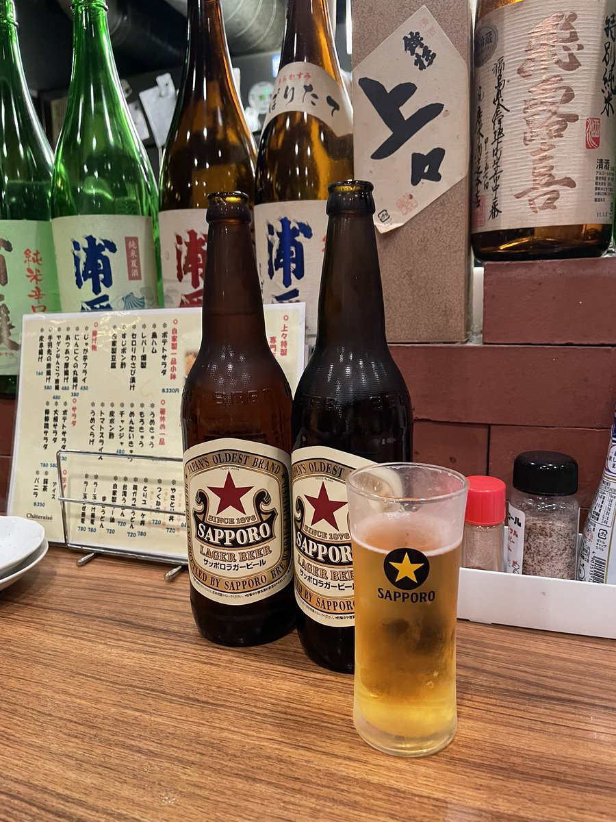 417chobi's tweet photo. とりあえず1人大瓶1本ずつの注文はマストです。ここの焼き鳥好きすぎるうますぎるﾀﾞﾖ~🍻赤星しか勝たんのじゃ!!! https://t.co/YjnD2fgIbB