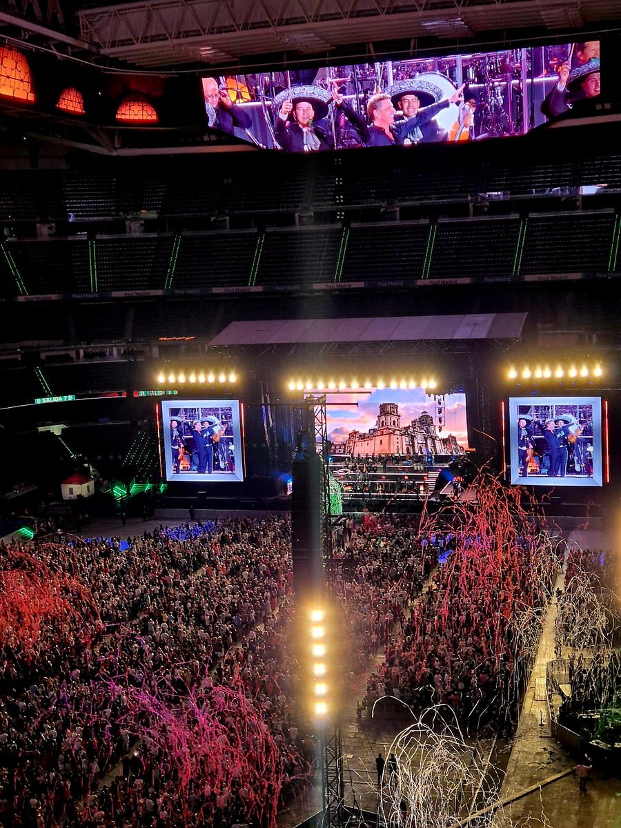 NazaretMD88's tweet photo. El Bernabéu se rinde ante el Sol de #México ☀️🇲🇽
La música de #LuisMiguel sigue siendo la banda sonora de muchas generaciones. 

Una noche inolvidable ✨️ https://t.co/e6IaavhqrI
