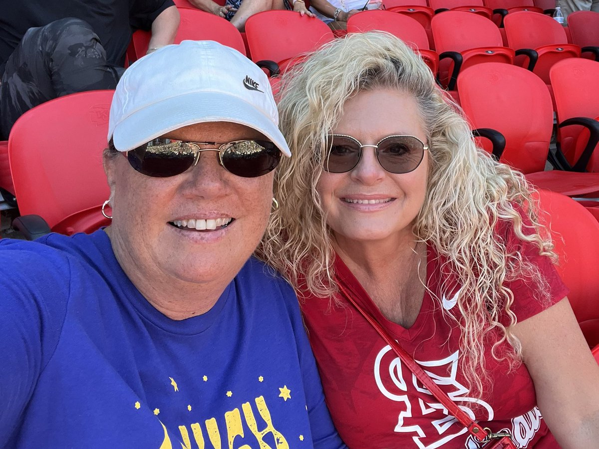 tbaker1986's tweet photo. At GEHA field! Finally seeing KennyChesney! I’ve waited a long time for this!! #SunGoesDownTour! #Arrowhead https://t.co/cSObQXvPtV