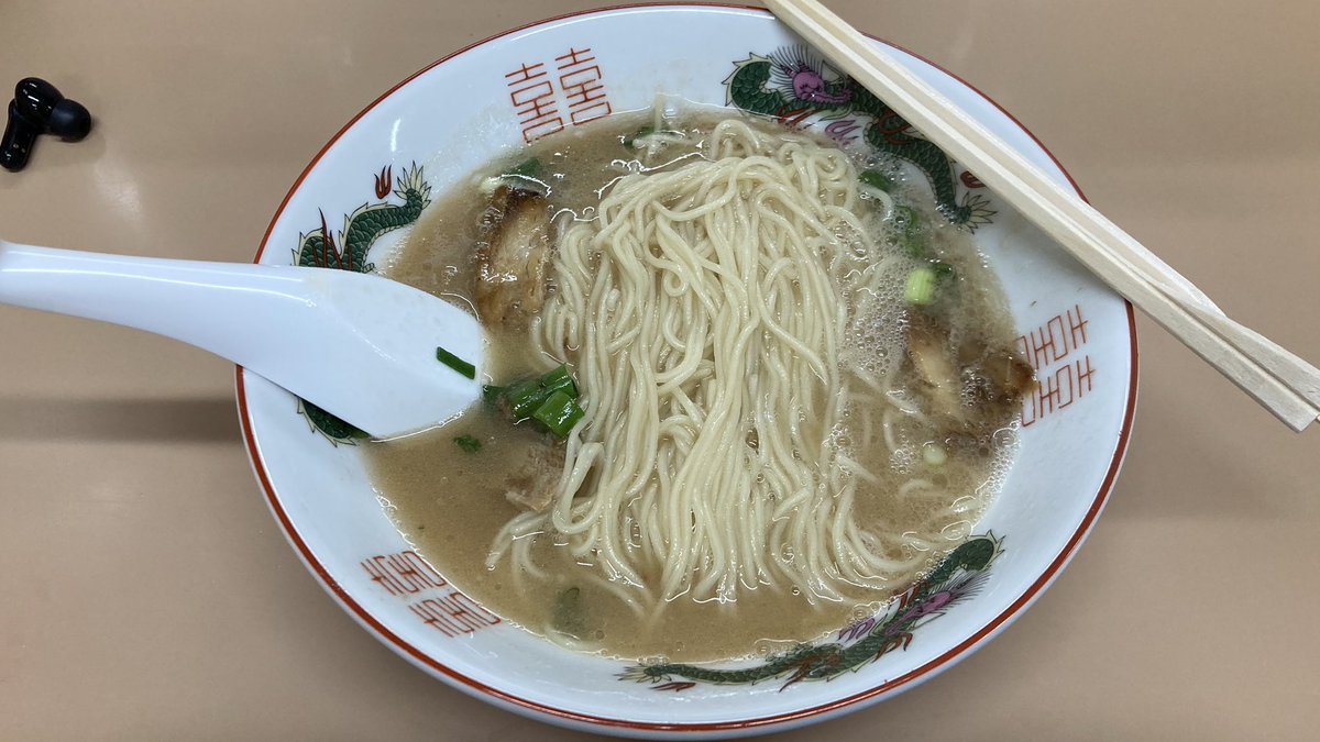 loveramener's tweet photo. ラーメン平蔵@小倉のらーめん
トロッとした粘度あるスープ、骨以外にも油のコクが加わったまったり系な仕上がり。
スープの油分があるので塩味強めでバチっと決まってた旨味の収束良好、チャーシューも味濃いめで合っていて◯
麺は柔らかく茹で上げたしなやかな細麺、これも思いの外合っていて◎ https://t.co/CGoEB0VNf2