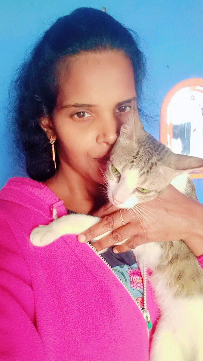 esakklammal's tweet photo. விடியல் வந்தவுடன்
உன்னையே தேடுகிறேன்
உன் குரல் கேட்ட பிறகுதான்
விடியல் அழகாகிறது 

பூனை குட்டி https://t.co/EqO56iTDN4