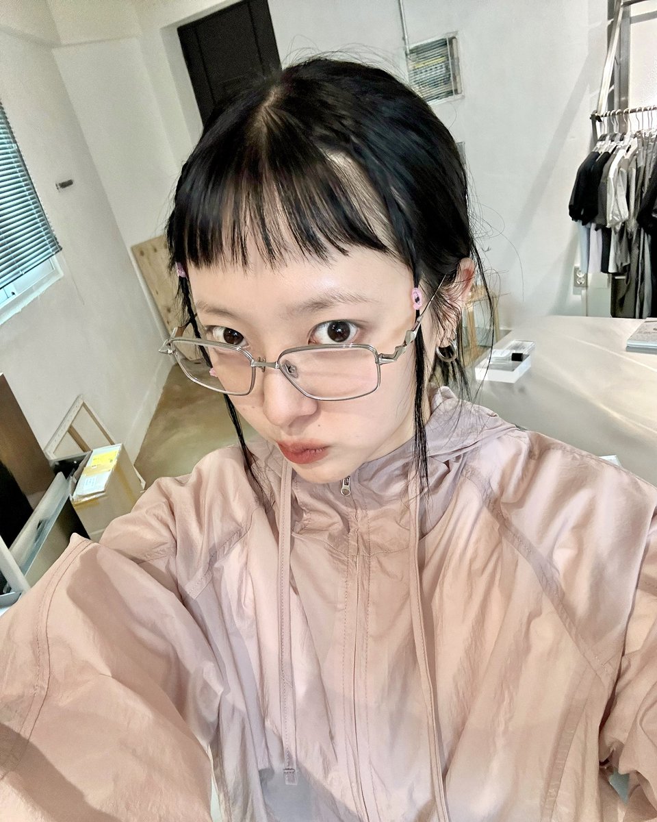 #RT이벤트 
1.리트윗 2.좋아요 참여 끝!
(유령 계정, 비공개 계정은 제외됩니다.)
godashin.com
07.11 17:00마감 / 07.12 18:00 발표

고다신 24summer 2st Drop 'Sheer Hooded Windbreaker (Pink)' 를 소개합니다. 안에 티셔츠 프린팅이 노출될 정도로 얇은 소재로 후드끈을 리본으로 묶을