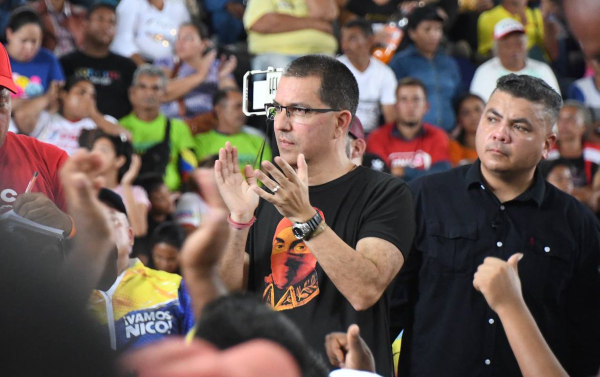 La democracia revolucionaria venezolana reposa en el poder del pueblo organizado. 

Hoy, en la asamblea de comuner@s en Lara, el Presidente Pueblo <a href="/NicolasMaduro/">Nicolás Maduro</a> profundizó aún más su compromiso con el Poder Popular.