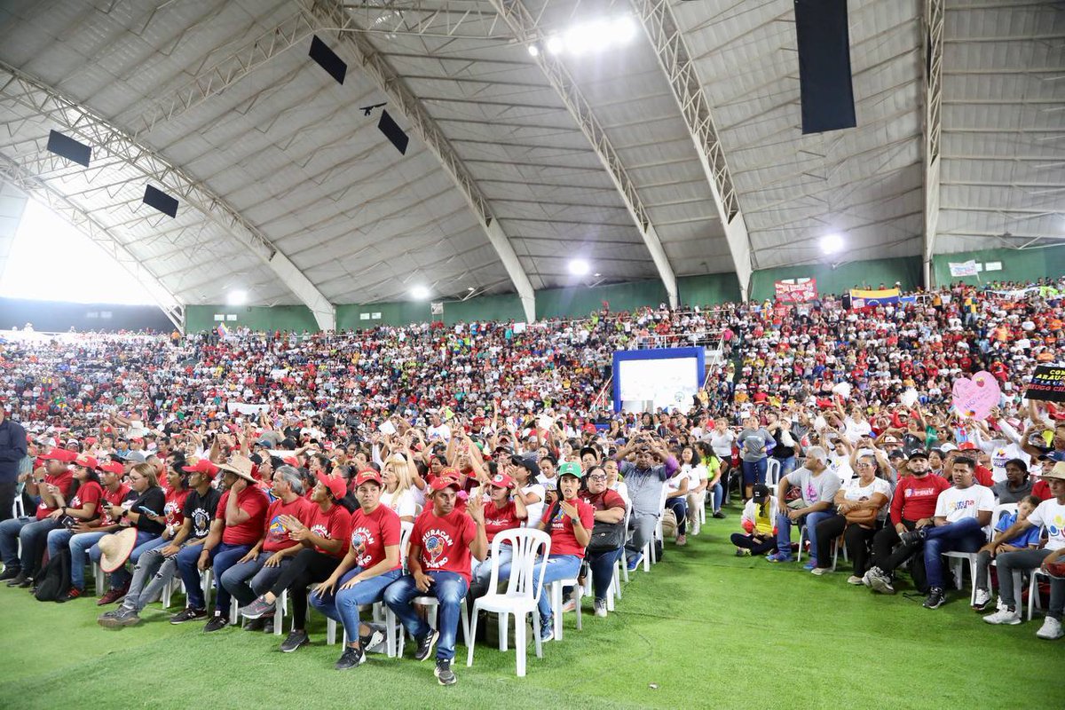 jaarreaza's tweet photo. La democracia revolucionaria venezolana reposa en el poder del pueblo organizado. 

Hoy, en la asamblea de comuner@s en Lara, el Presidente Pueblo @NicolasMaduro profundizó aún más su compromiso con el Poder Popular. https://t.co/txRuFiVVzY