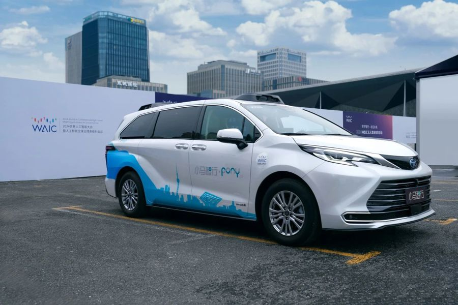 ShLetsMeet's tweet photo. 🚖 Shanghai is launching its first #driverlesstaxis, available for online hailing. Soon, passengers can use a mobile app to hail a Robotaxi with L4 autonomous systems from companies like https://t.co/uaa4WfS3IA. The service will operate on a 205-kilometer route in the Pudong New Area. @PonyAI_tech #selfdriving #AutoDrive
