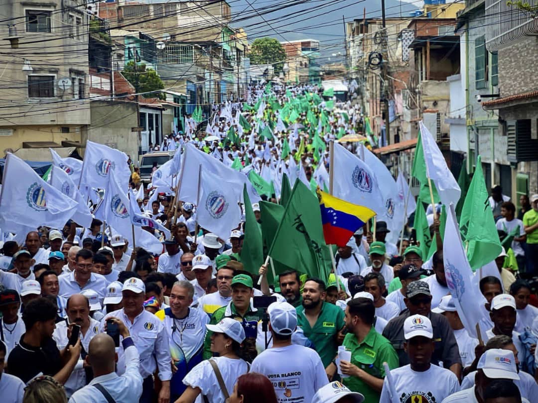 OficialCopei's tweet image. ¡ES OFICIAL! La Alternativa Histórica inició formalmente la campaña electoral de cara a las elecciones presidenciales del próximo #28Julio.

En #Catia, una de las parroquias más populares de #Caracas, la guanabana está desplegada para reafianzar el compromiso con los venezolanos