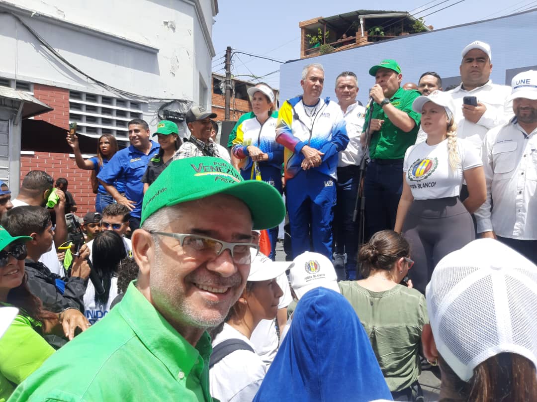 OficialCopei's tweet image. ¡ES OFICIAL! La Alternativa Histórica inició formalmente la campaña electoral de cara a las elecciones presidenciales del próximo #28Julio.

En #Catia, una de las parroquias más populares de #Caracas, la guanabana está desplegada para reafianzar el compromiso con los venezolanos