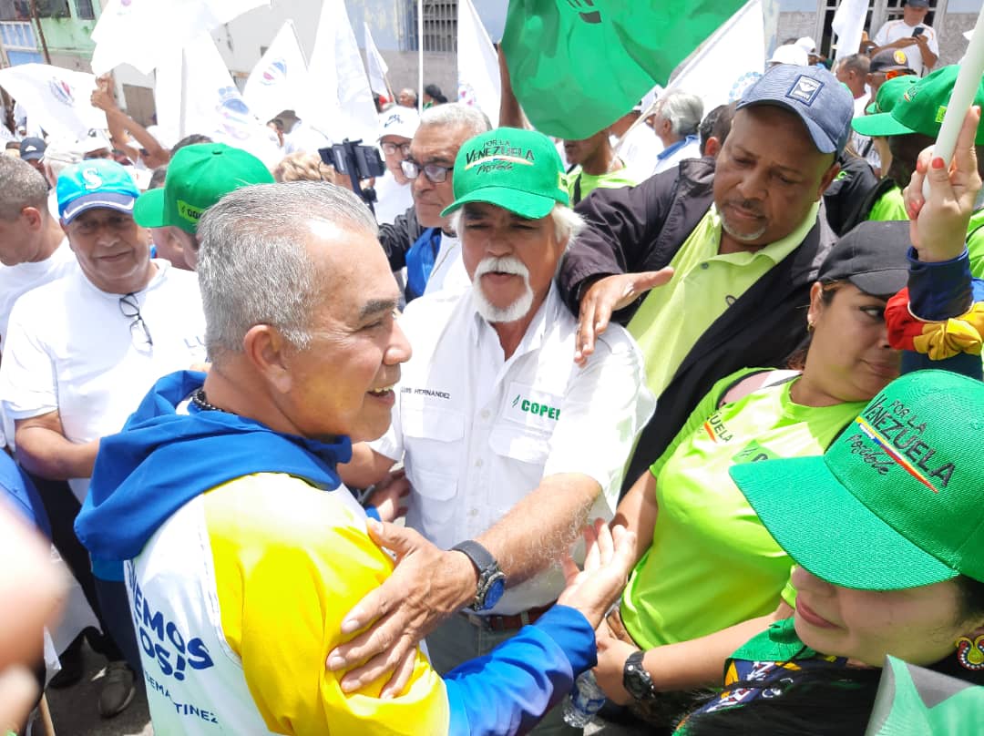 OficialCopei's tweet image. ¡ES OFICIAL! La Alternativa Histórica inició formalmente la campaña electoral de cara a las elecciones presidenciales del próximo #28Julio.

En #Catia, una de las parroquias más populares de #Caracas, la guanabana está desplegada para reafianzar el compromiso con los venezolanos