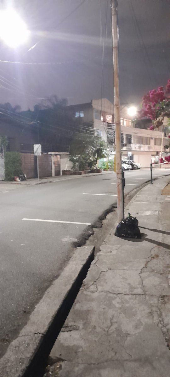 annieas10's tweet photo. Auxilio SOS DOS asaltos violentos a casas en menos de 24 horas en Urdesa Central, Calle Cedros , ayudaaaa. 5 ladrones armados hace dos horas irrumpieron a la fuerza en una Casa, RT @luisantonio_r @paultutiven @EmergenciasEc @gustavoenavarro https://t.co/czufgyPIng