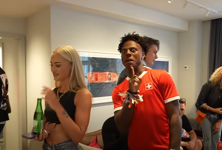 Sarvi_ndra's tweet photo. Blud really thought she was going to get Ishowspeed to buy her a watch. Maybe she should ask Douglas Luiz to get her one https://t.co/zeLpkNcYKh