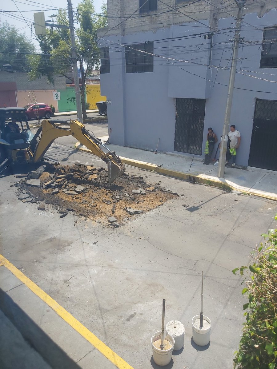 TAROLAS87's tweet photo. @Alcaldia_Coy cual es la razón de rapar las calles de manera errática, sin cambio de tuberia y sin haber baches, para luego rellenar? No es un desperdicio de recurso? https://t.co/MNHHjVpOBK