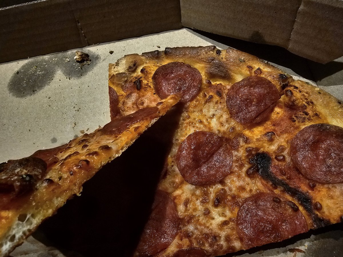 GeeItsMax's tweet photo. Already been on hold with @dominos for 18 now 20 mins.
I ordered handtoss and it was the thinnest most burnt pizza. And I can't even get someone to answer the phone

I just ordered @PapaJohns which is 15 mins away let's see if I can pick it up by time someone answers from doms https://t.co/gTRwJDT6Nk