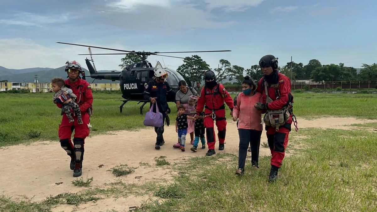 INAMEH's tweet photo. Nuestros funcionarios(as) de los órganos de seguridad ciudadana y del SNGR, se mantienen en constante despliegue realizando la entrega de suministros logísticos a la población de Cumanacoa.
#VenezuelaSoberanaYPlena https://t.co/vjmxfXhg9z