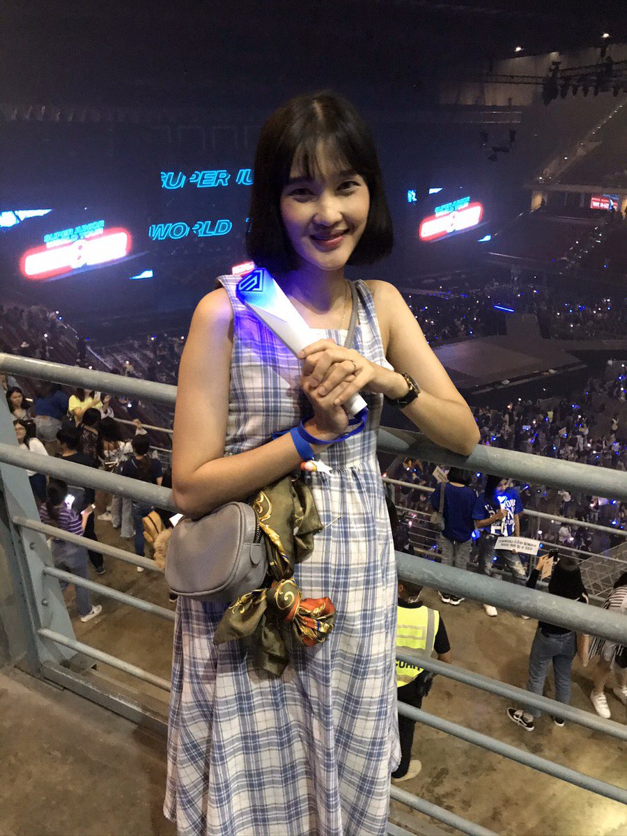 Phicpat's tweet photo. สี่ปีที่แล้วเด็กที่อยู่ในท้องแม่วันนั้น ออกมาคอนเสิร์ตด้วยกันในวันนี้ มาดูเอสเจกับแม่ได้แล้ว สัญญาบอกว่าตอนท้องแม่พาหนูไปด้วย โตแล้วก็จะพามาอีก ดีใจมากที่พาลูกมาตามสัญญาได้ ลูกบอกสนุกมาก ตลกมาก อยากมาอีก 5555555 #SPINOFFHALFTIME_IN_BKK #SPINOFFHALFTIME_IN_BKK_DAY1 https://t.co/1lnfN8Kfz5