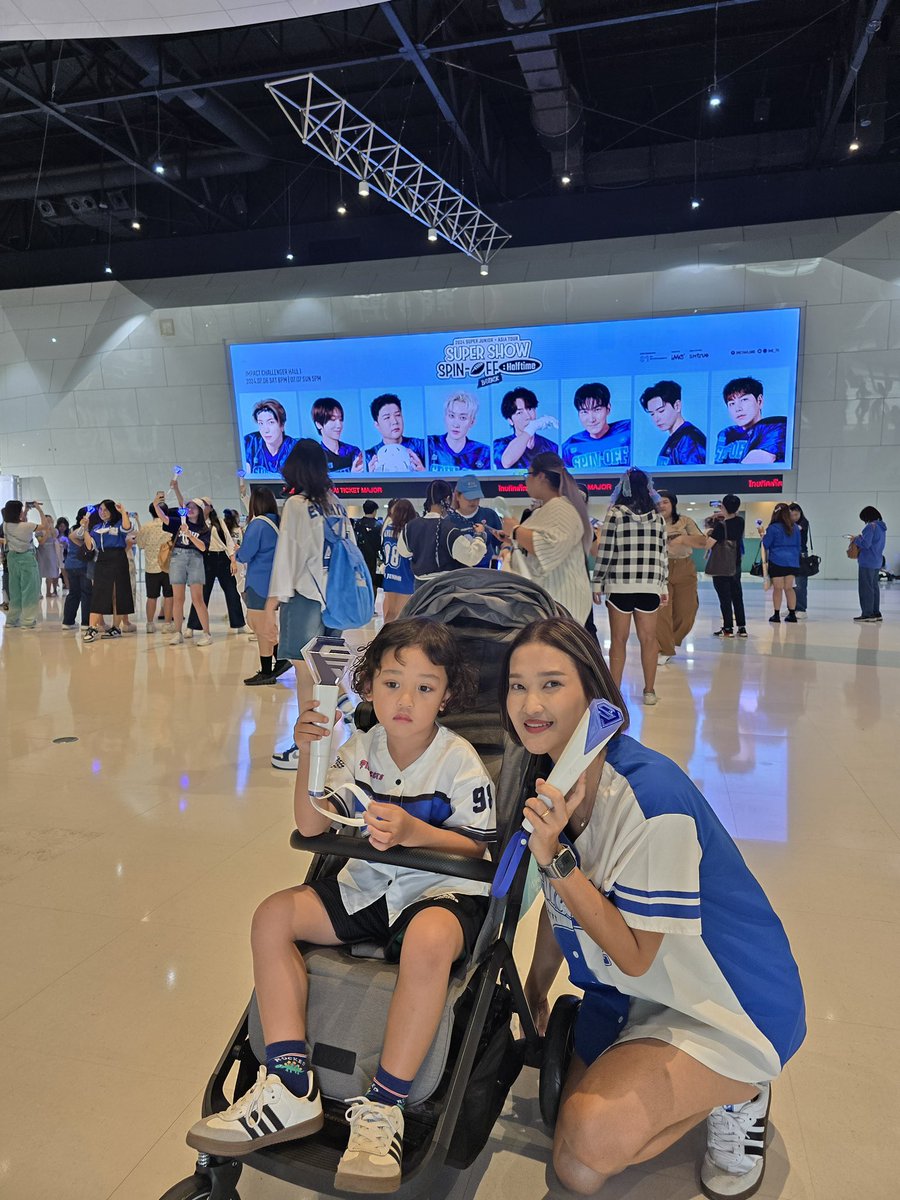 Phicpat's tweet photo. สี่ปีที่แล้วเด็กที่อยู่ในท้องแม่วันนั้น ออกมาคอนเสิร์ตด้วยกันในวันนี้ มาดูเอสเจกับแม่ได้แล้ว สัญญาบอกว่าตอนท้องแม่พาหนูไปด้วย โตแล้วก็จะพามาอีก ดีใจมากที่พาลูกมาตามสัญญาได้ ลูกบอกสนุกมาก ตลกมาก อยากมาอีก 5555555 #SPINOFFHALFTIME_IN_BKK #SPINOFFHALFTIME_IN_BKK_DAY1 https://t.co/1lnfN8Kfz5