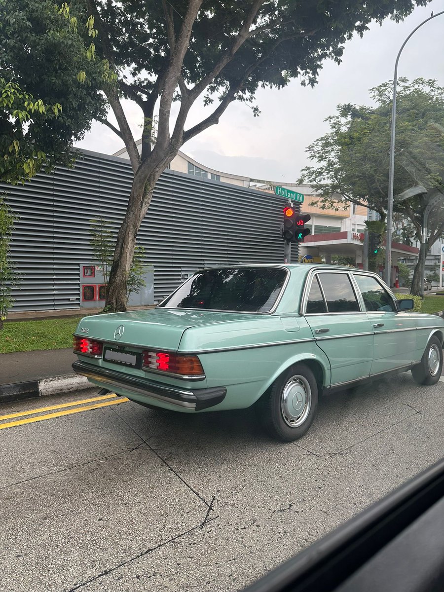 cars_asia's tweet photo. Mercedes Benz W123 200 spotted in Singapore. Reliable. Resilient. Resplendent colour, typical of the period (Not certain what it would be: Thistel Green 881, Mimosa Yellow 618?) ๐ธ by MobilKlasik2 #MercedeBenzW123 #W123 @W123World https://t.co/kVy1KV6sMW