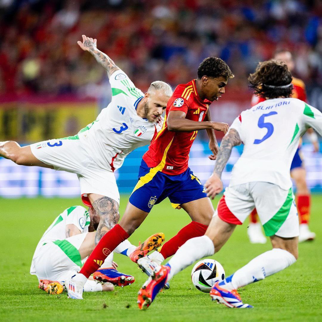 laminefans's tweet photo. Lamine Yamal, la mayor irrupción futbolística desde Leo Messi. https://t.co/gFkLZcOu3a