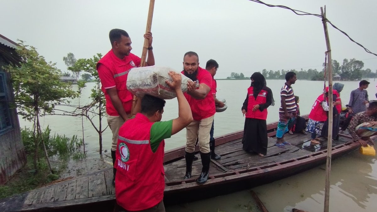 RaquibRony's tweet photo. 🌀 Remal in south-west, landslides in south-east (Cox’s Bazar and hill tracts), 🌊 in north-east (Sylhet) and now 🌊 in northern part - for sure Bangladesh 🇧🇩 is passing through a difficult time.
@BDRCS1 with the support of @ifrc &amp; partners responding - helping people in need. https://t.co/yATcypbObE