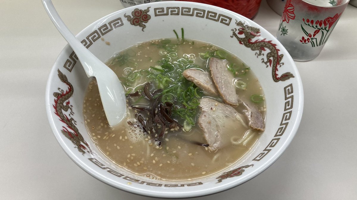 loveramener's tweet photo. 一平@小倉のラーメン
薄い豚骨出汁感に弱めの塩味で取りまとめた一杯、良くも悪くも昔ながらの豚骨で最近の物と比較すると物足りなさはあるが550円の値で考えると妥当。
柔らかめな茹で上げの細麺でスルスルと啜れる、麺の主張も強くないがスープとのバランスで言えば纏まり良く合っている。 https://t.co/piRdIvatR4