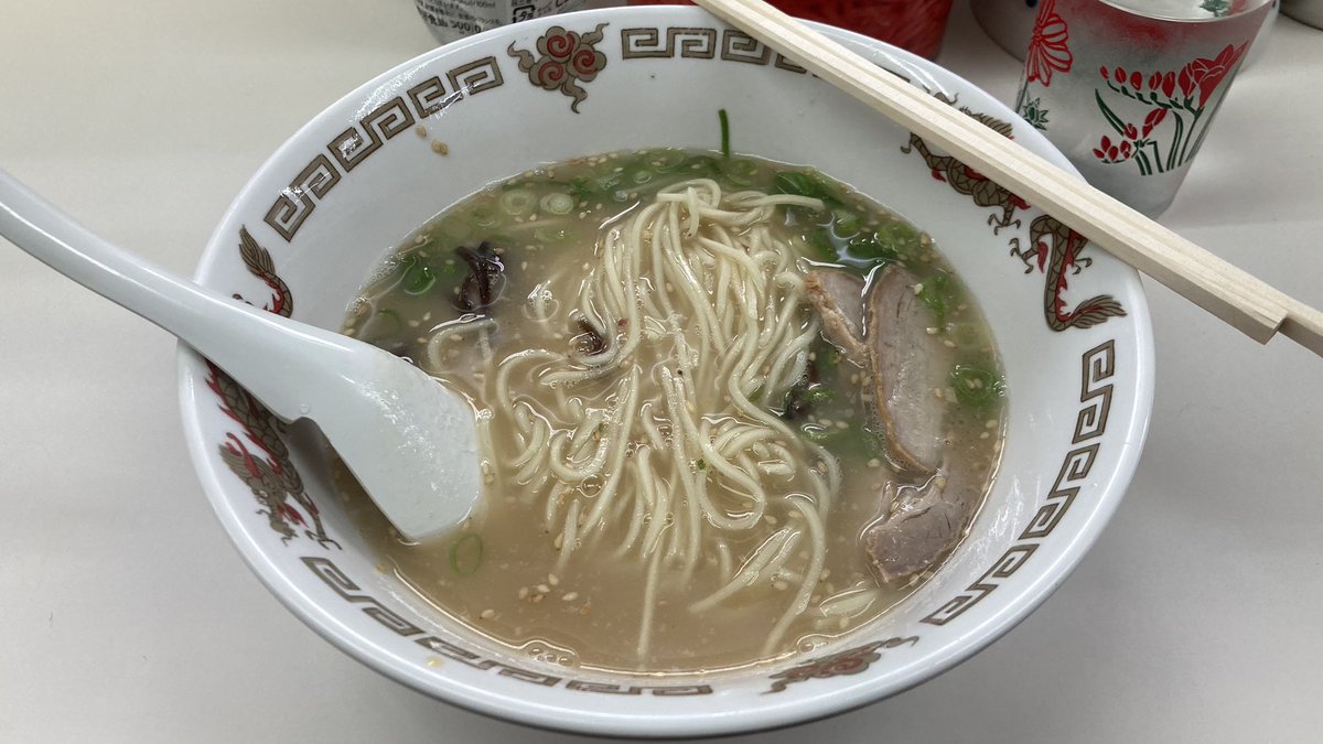 loveramener's tweet photo. 一平@小倉のラーメン
薄い豚骨出汁感に弱めの塩味で取りまとめた一杯、良くも悪くも昔ながらの豚骨で最近の物と比較すると物足りなさはあるが550円の値で考えると妥当。
柔らかめな茹で上げの細麺でスルスルと啜れる、麺の主張も強くないがスープとのバランスで言えば纏まり良く合っている。 https://t.co/piRdIvatR4