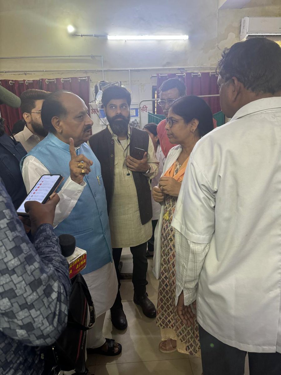 RameshRatn's tweet photo. दिनांक 5 जुलाई 2024 को हाथरस पहुंचकर भोले बाबा सत्संग में हुई भगदड़ से हृदय विदारक घटना में  बागला अस्पताल पहुंचकर घायलों को देखा व डॉक्टर्स के साथ परामर्श कर उचित देखभाल की चिंता व्यक्त की। एवं गांव सोखना जाकर 4 मृतक परिवारों में शोक संवेदना व्यक्त की संतृप्त परिवारों 1/n https://t.co/LnAgODgyrz