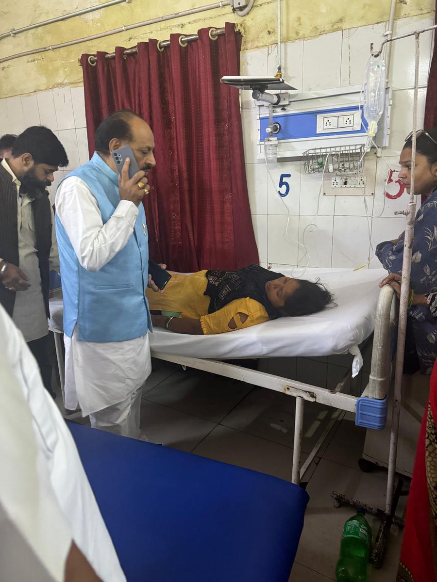 RameshRatn's tweet photo. दिनांक 5 जुलाई 2024 को हाथरस पहुंचकर भोले बाबा सत्संग में हुई भगदड़ से हृदय विदारक घटना में  बागला अस्पताल पहुंचकर घायलों को देखा व डॉक्टर्स के साथ परामर्श कर उचित देखभाल की चिंता व्यक्त की। एवं गांव सोखना जाकर 4 मृतक परिवारों में शोक संवेदना व्यक्त की संतृप्त परिवारों 1/n https://t.co/LnAgODgyrz