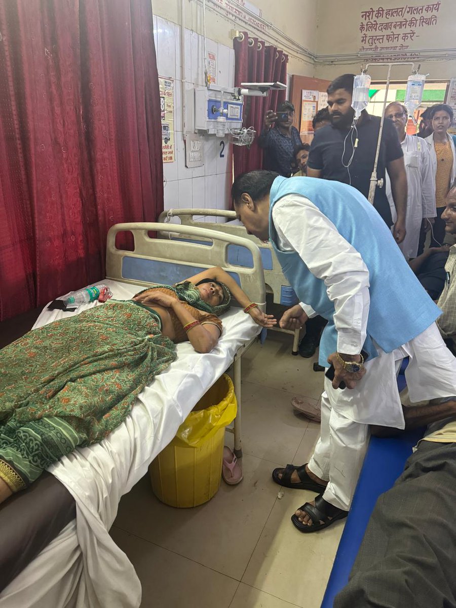 RameshRatn's tweet photo. में धैर्य बंधाया व मृतकों को विनम्र श्रद्धांजलि अर्पित की। तथा  प्रधानमंत्री भारत सरकार माo नरेंद्र मोदी जी व उo प्रo सरकार के मुख्यमंत्री माo आदित्यनाथ योगी जी द्वारा मृत आश्रितों व घायलों को दिए गए मुआवजे व उक्त घटना की न्यायिक जांच के संदर्भ में विस्तृत चर्चा की । 2/n https://t.co/tLmqyOd1ps