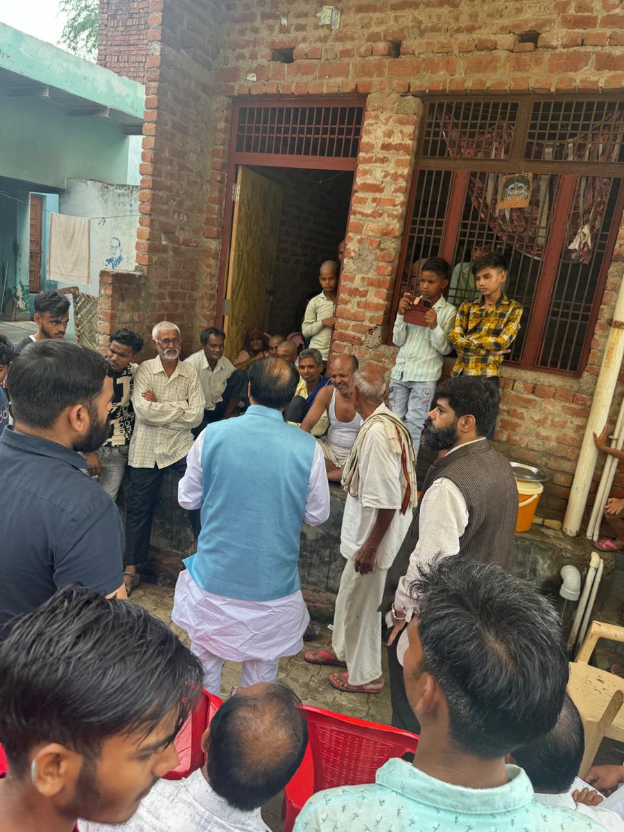 RameshRatn's tweet photo. में धैर्य बंधाया व मृतकों को विनम्र श्रद्धांजलि अर्पित की। तथा  प्रधानमंत्री भारत सरकार माo नरेंद्र मोदी जी व उo प्रo सरकार के मुख्यमंत्री माo आदित्यनाथ योगी जी द्वारा मृत आश्रितों व घायलों को दिए गए मुआवजे व उक्त घटना की न्यायिक जांच के संदर्भ में विस्तृत चर्चा की । 2/n https://t.co/tLmqyOd1ps