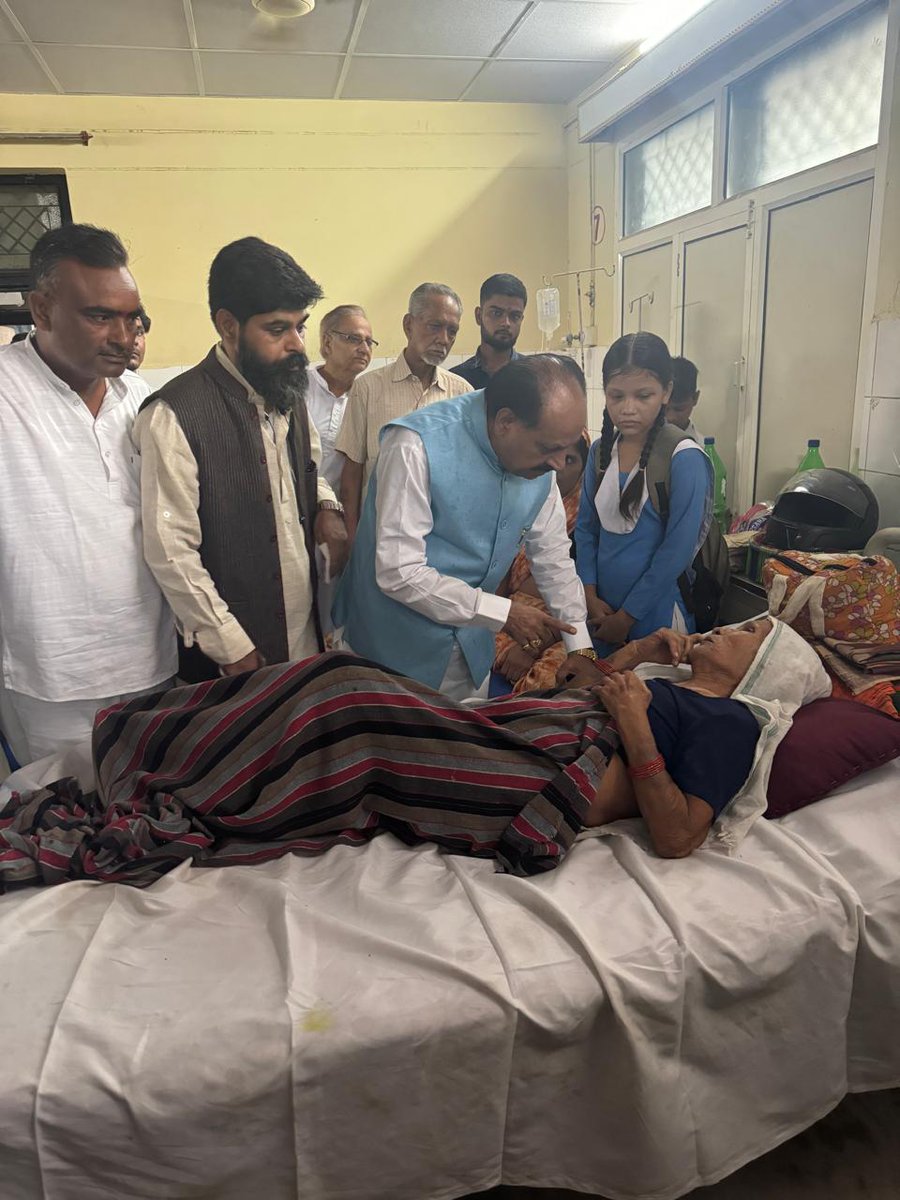 RameshRatn's tweet photo. और बताया की उत्तर प्रदेश सरकार व केंद्र सरकार पूर्ण रूप से पीड़ित परिवारों के साथ है घटना की भी न्यायिक जांच के आदेश दे दिए गए हैं कृपया धैर्य बनाए रखें।3/3 https://t.co/lmaPgvY9K7