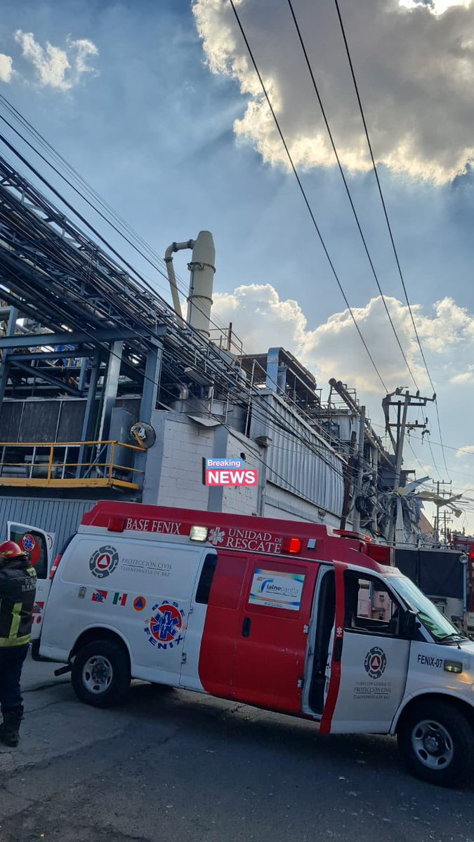 HalconOnce's tweet photo. EXPLOSIÓN.
Se registra una fuerte explosión en la fábrica #Fandeli ubicada en Av Presidente Juárez en San Jerónimo #Tepetlacalco #Tlalnepantla #Edomex.
Cinco personas lesionadas fueron atendidas y trasladadas por paramédicos de #Fenix. a #LomasVerdes https://t.co/N0UJWH9t44