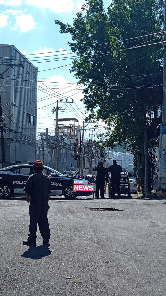 HalconOnce's tweet photo. EXPLOSIÓN.
Se registra una fuerte explosión en la fábrica #Fandeli ubicada en Av Presidente Juárez en San Jerónimo #Tepetlacalco #Tlalnepantla #Edomex.
Cinco personas lesionadas fueron atendidas y trasladadas por paramédicos de #Fenix. a #LomasVerdes https://t.co/N0UJWH9t44