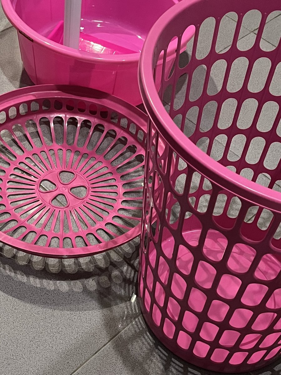 aleameds's tweet photo. aku bilang mau semua barangnya warna pink, TAPI BUKAN PINK INI😭🥲😔😢💔 https://t.co/EbSsr9v9mZ