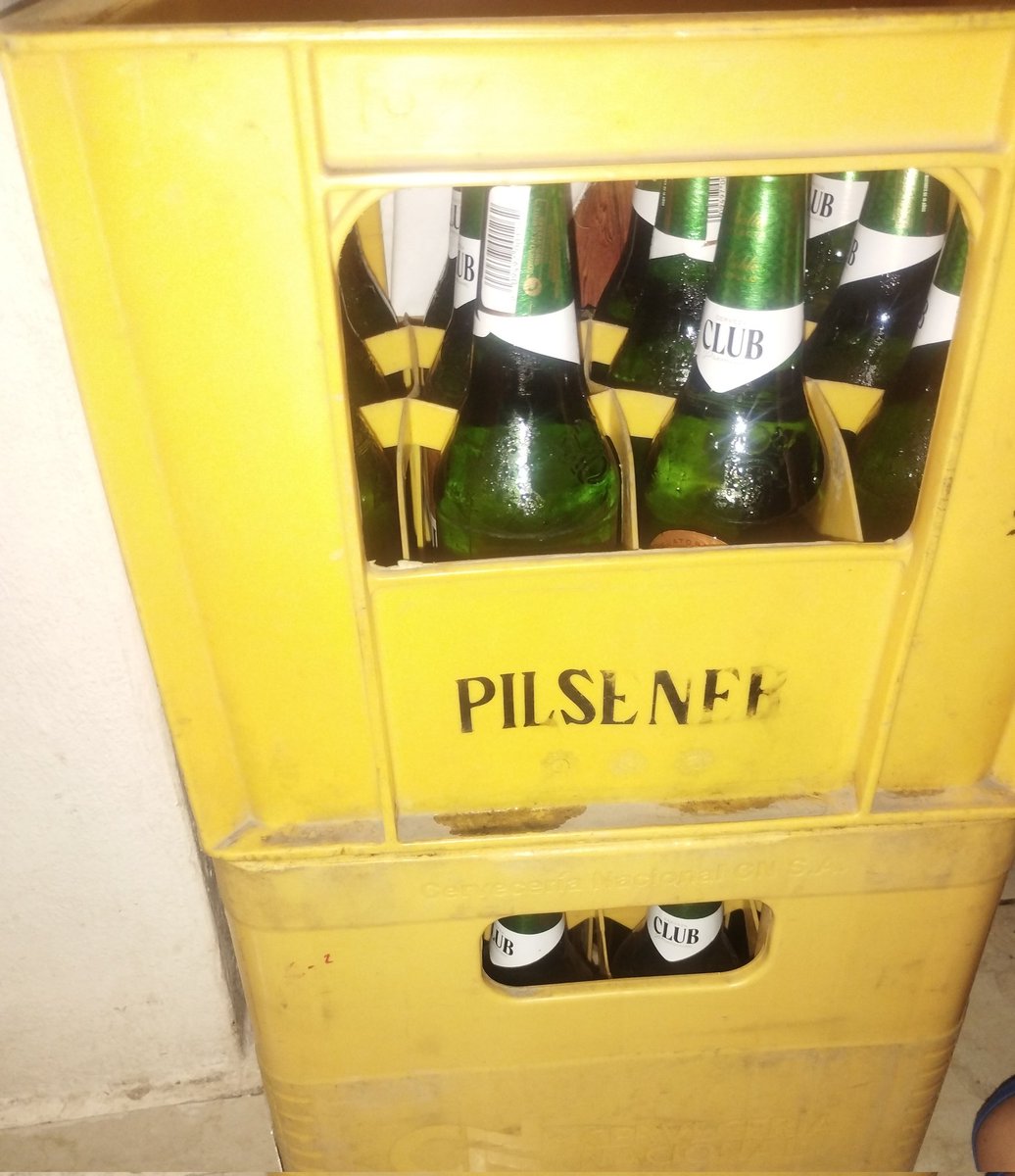 Eduardodanielap's tweet photo. @cervecerian señores de la cervecería nacional dos cajas de club dañadas con gusanos se llama a servicio al cliente que me dice que para el cambio debo hacer un pedido mínimo de $10 dolares , como lo voy hacer si los clientes se quejan del producto en mal estado https://t.co/uscbnrzSek