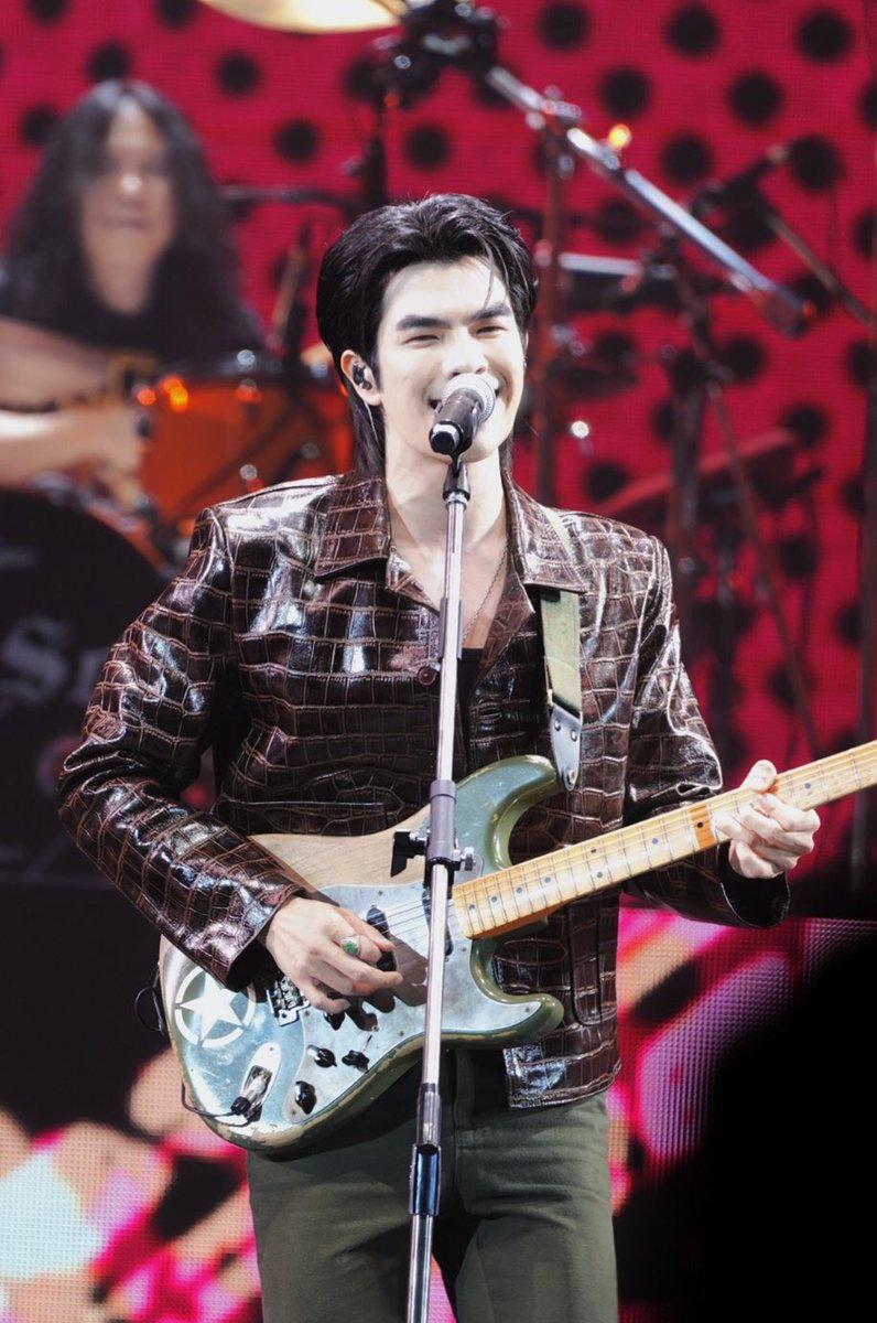 Cynthia_MP1515's tweet photo. [20240706] Mile Phakphum ✘ 28 Yrs Loso - We are the rock &amp; roll concert

OMG my P'Mile's charming smile 😭😭😭

©️: 须Y尽Y欢
@milephakphum | #MilePhakphum 
#Milex28yrsLOSO #28yrsLOSO https://t.co/epKCTYxSWk