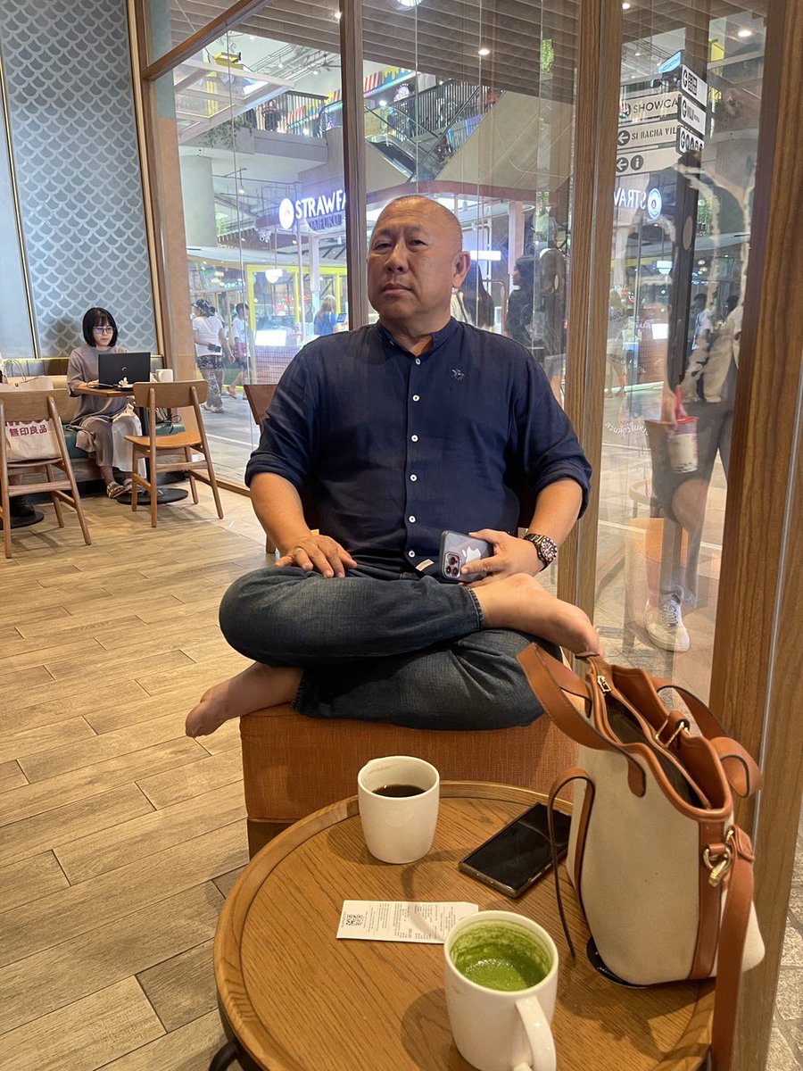 TerdpanY's tweet photo. นัดสาวทานชาเขียว แต่เราทานกาแฟ รสหวานและรสขม กลมกลืนเป็นเนื้อเดียวกัน ขอบคุณที่มอบความสุขให้ชายสูงวัยคนหนึ่ง https://t.co/iGgTtUoSr4