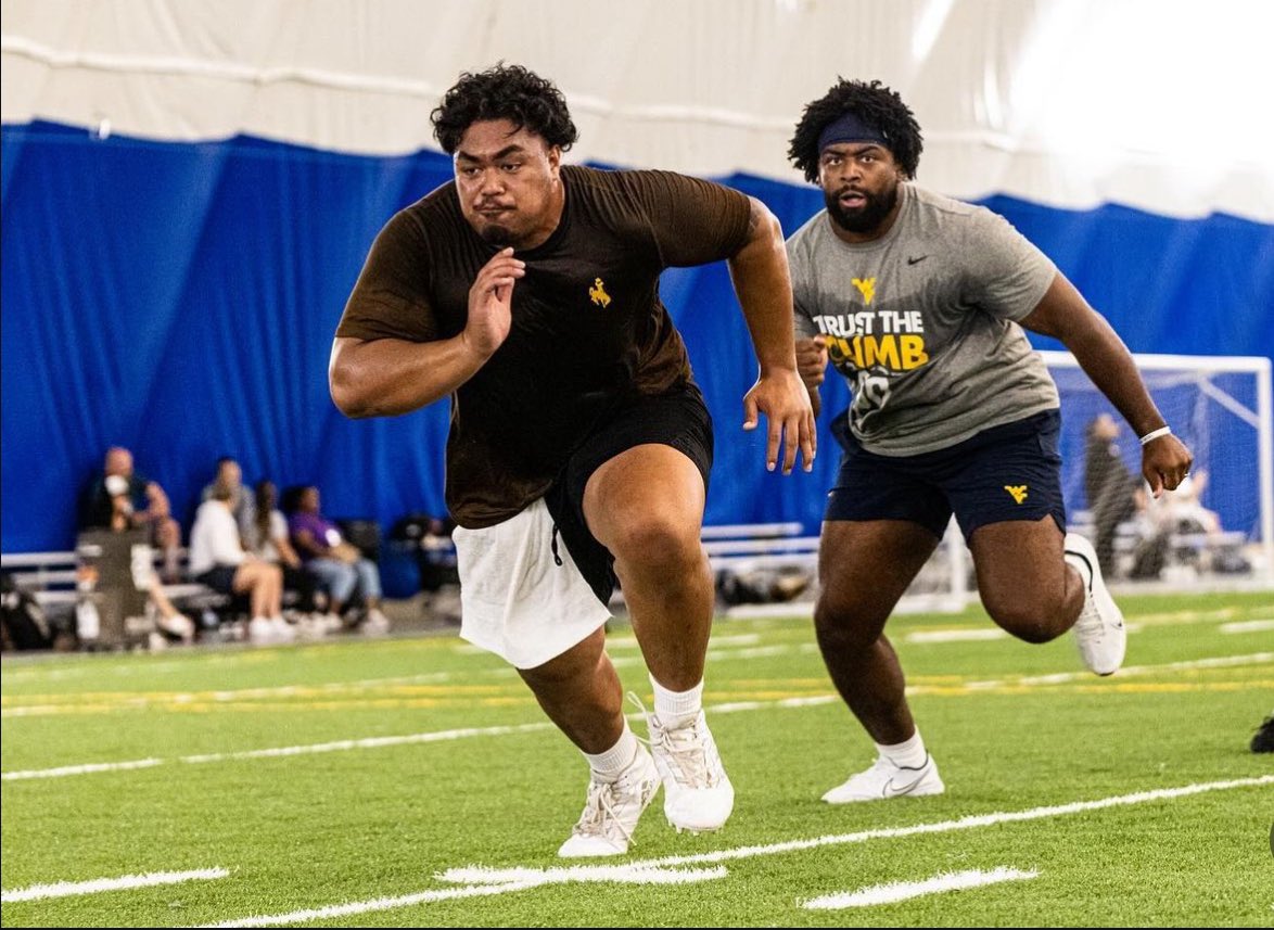 Nofoafia77's tweet photo. Blessed to represent the @wyo_football at the Center Summit. Thank you @64AMDG for this amazing opportunity to put more tools in my tool box. Can’t wait for this season! Go pokes 🤙🏾 https://t.co/CPqPp8vBmm