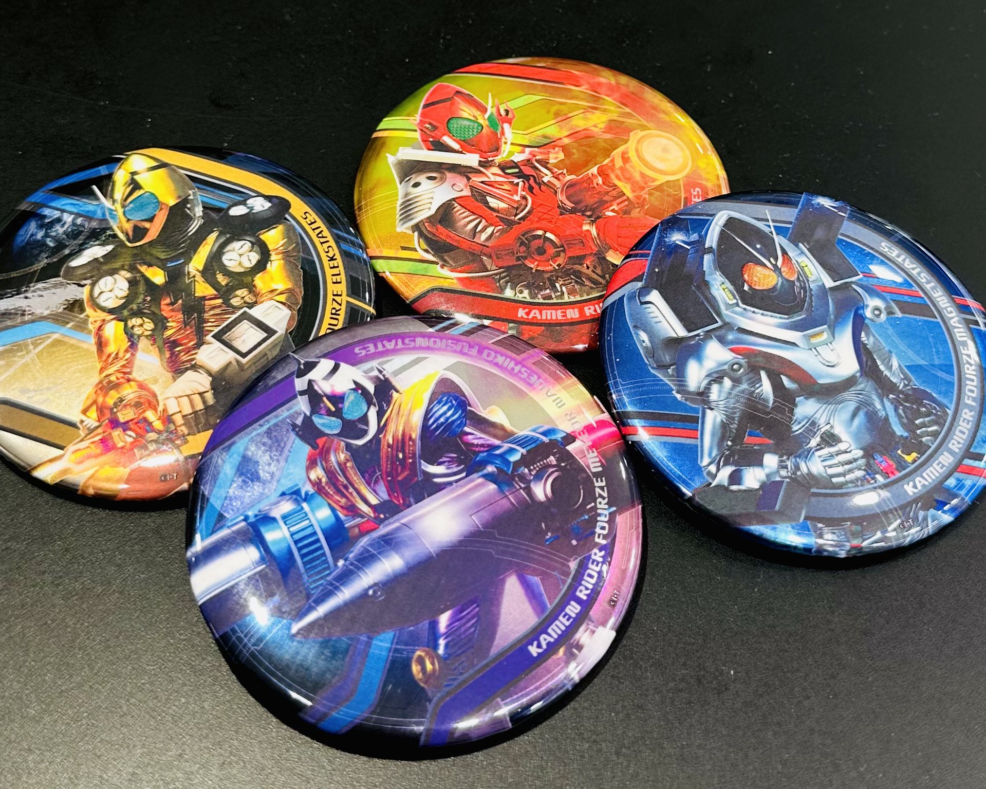 人気の雑貨がズラリ！ 仮面ライダーストア  X: on ピンズ・ピンバッジ・缶バッジ